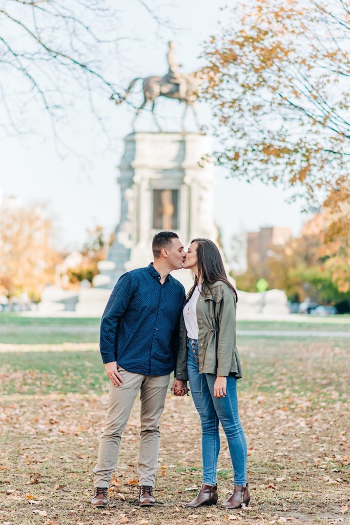 couple kissing infront of the Jefferson Monument in Richmond