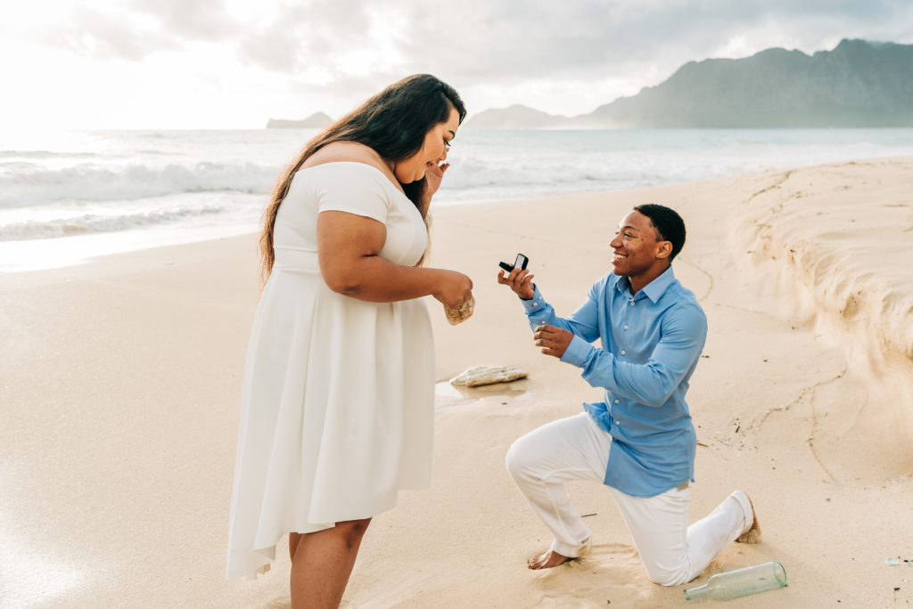 Guy proposing on Bellows Beach in Hawaii 