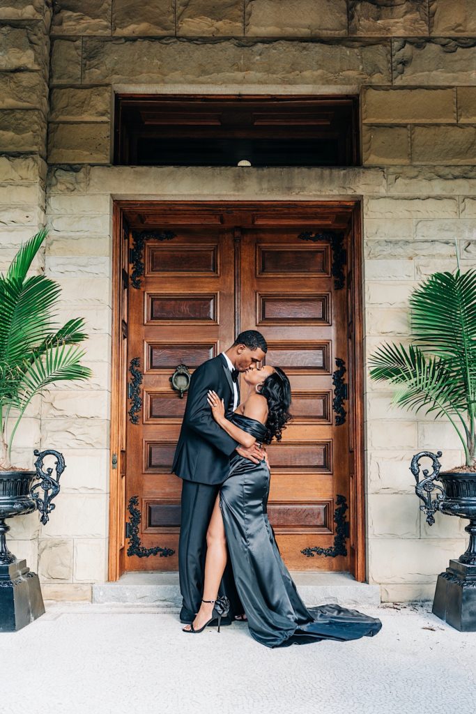 couple kissing infront of Maymont Mansion doors