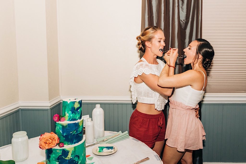 brides cutting cake