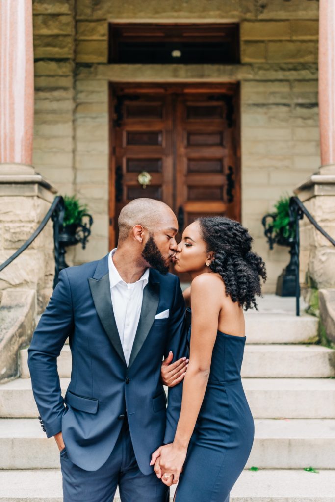 Couple kissing at Maymont Mansion