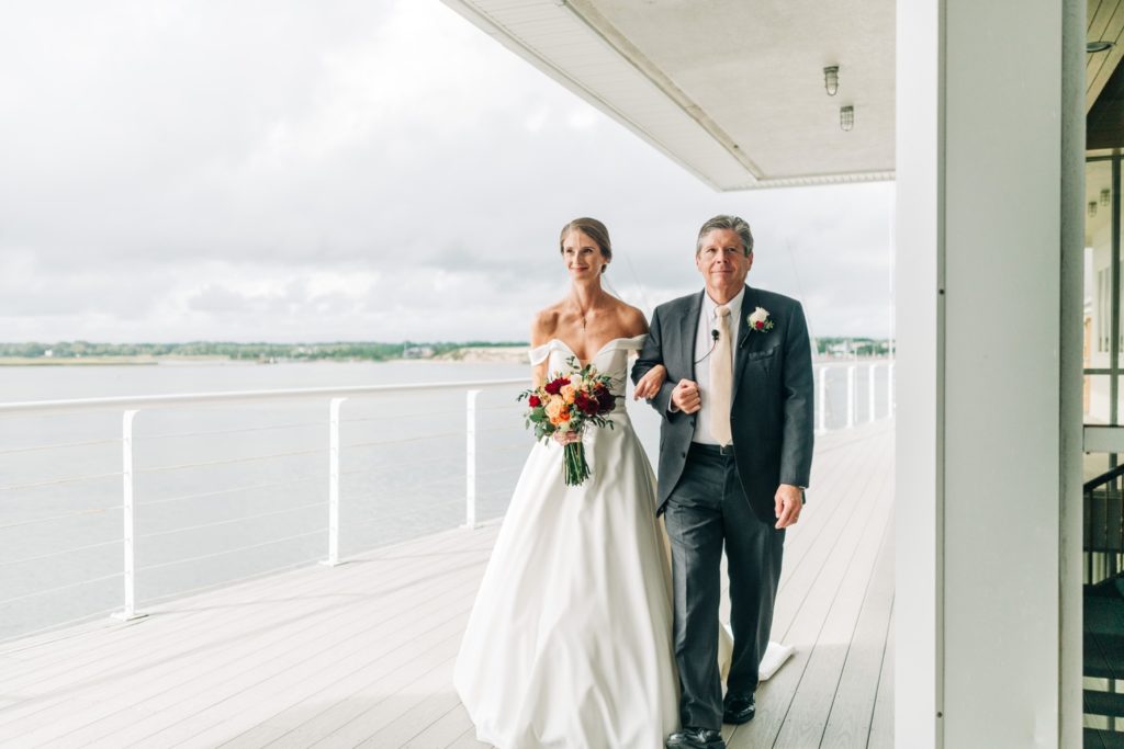 father walking daughter down the aisle at Lesner Inn