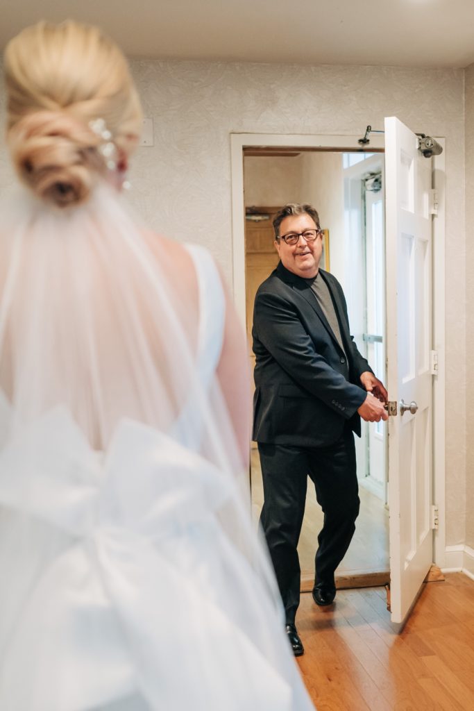 Dad seeing daughter for first time at wedding