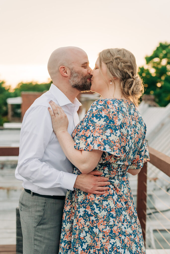 couple kissing