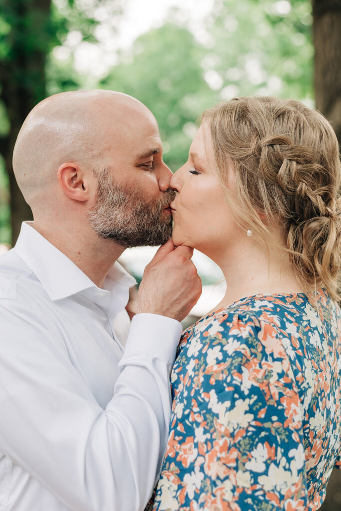 couple kissing