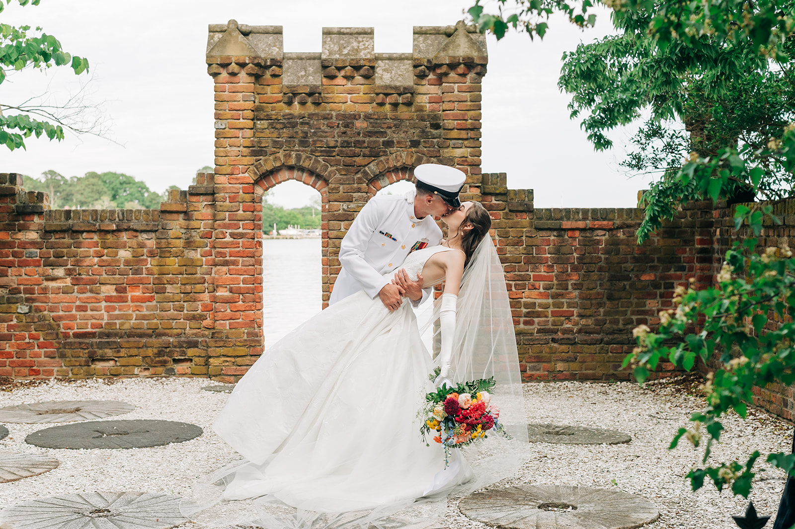 couple kissing at hermitage